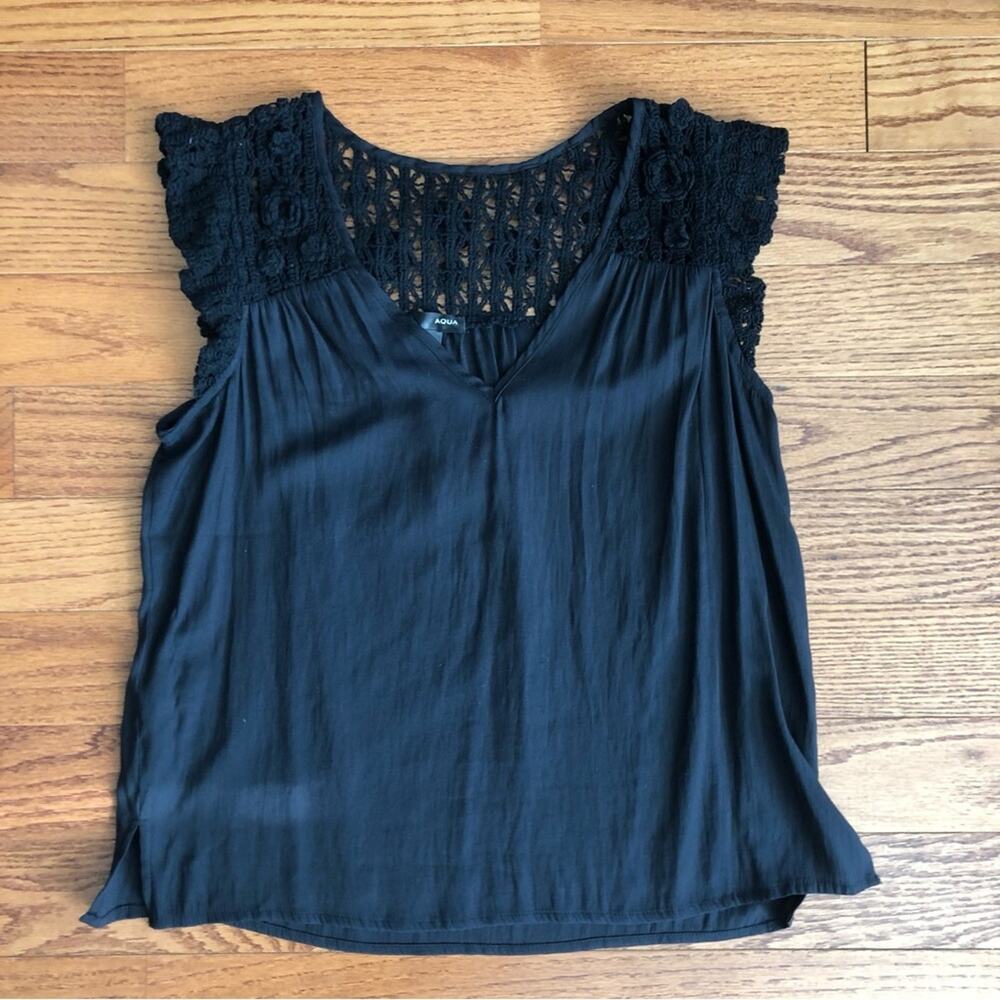 Aqua Crochet Shoulders Flutter Short Sleeves Black Casual Top Women’s Size L - Picture 6 of 10